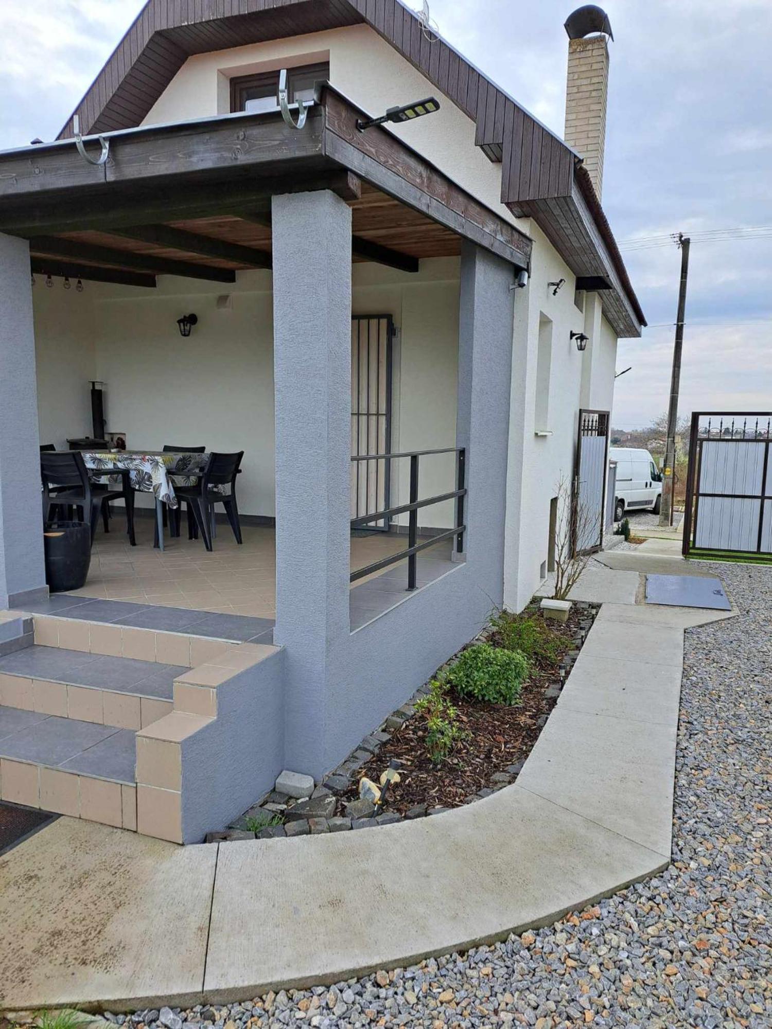 Grapeline Guesthouse Chotin المظهر الخارجي الصورة